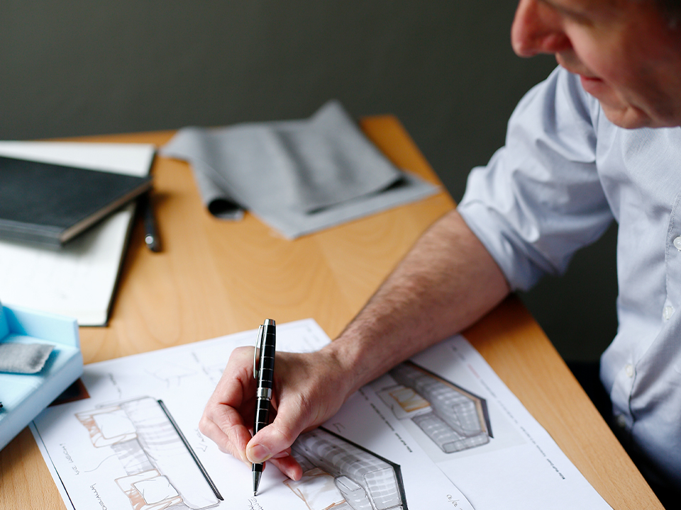 Designer beim zeichnen eines Sofas