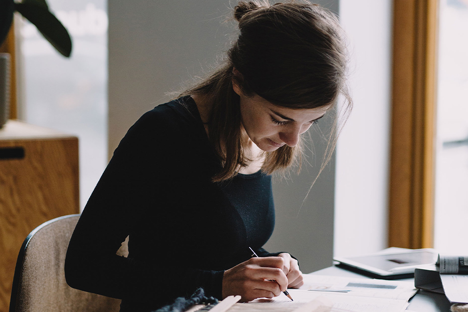 Produktdesignerin Natalie Pichler beim Skizzieren von Neuprodukten
