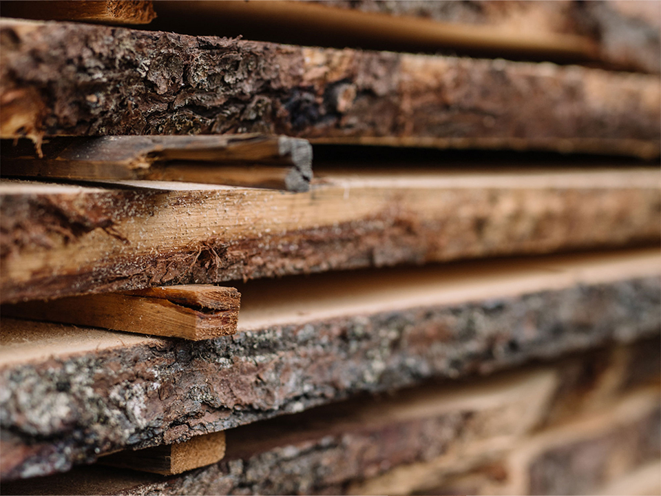 Holzbretterstapel mit Abstandhalter