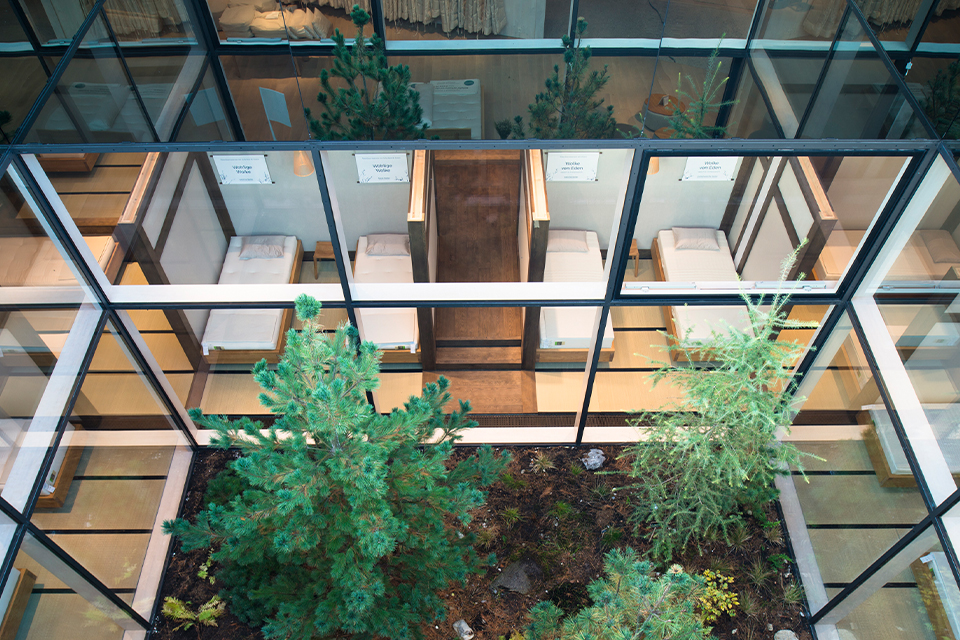 Blick in modernes Gebäude mit Glasdach und zentralem Innenhof