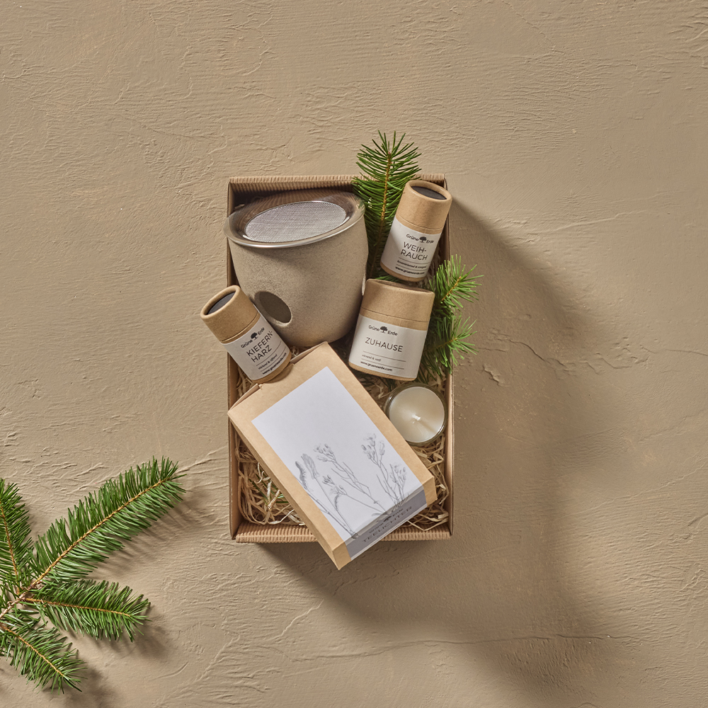 Geschenkbox Räucherzeit auf beigem Hintergrund