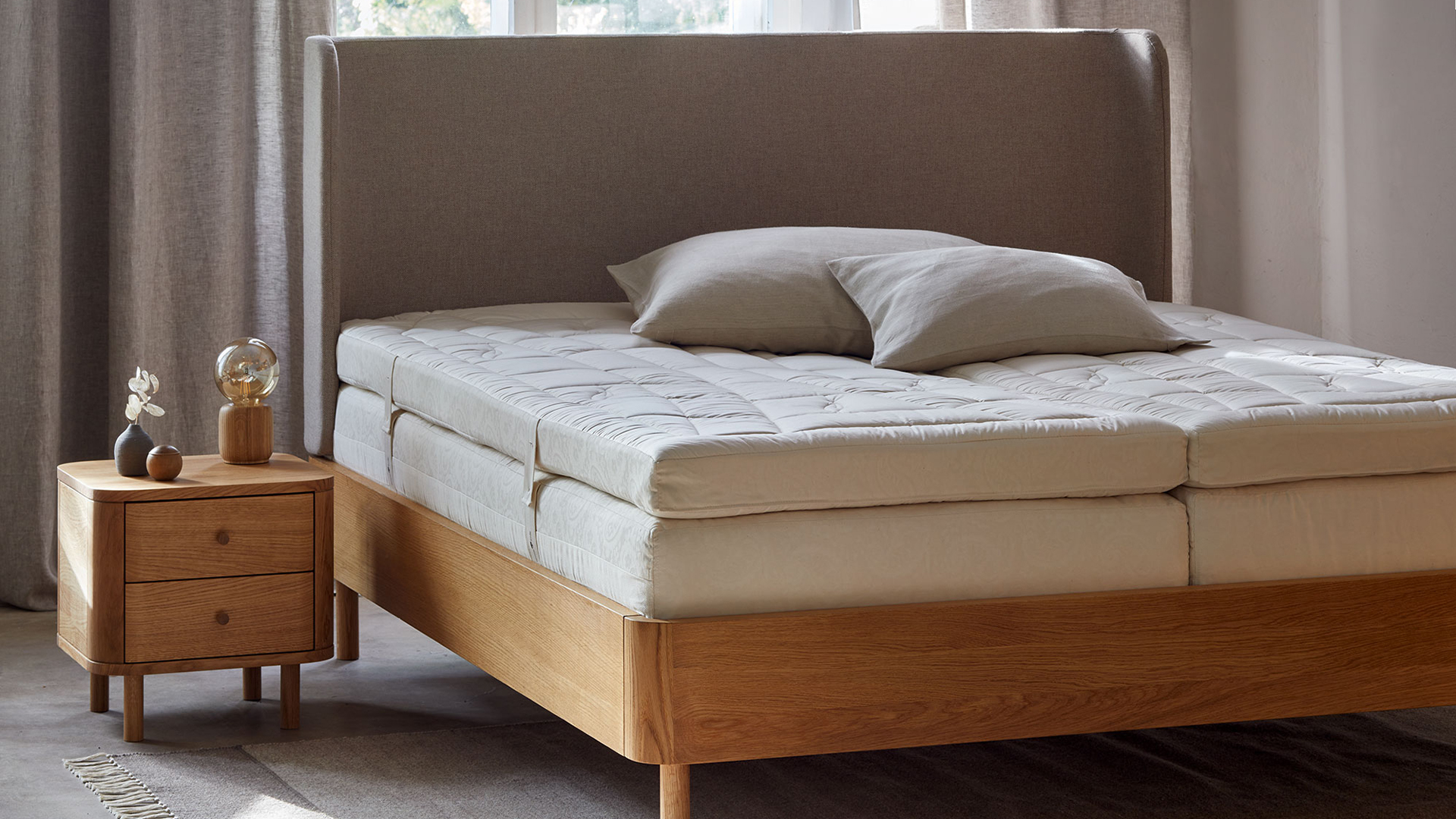 Bett und Nachtkästchen Tonda mit Schlafsystem Dreiklang