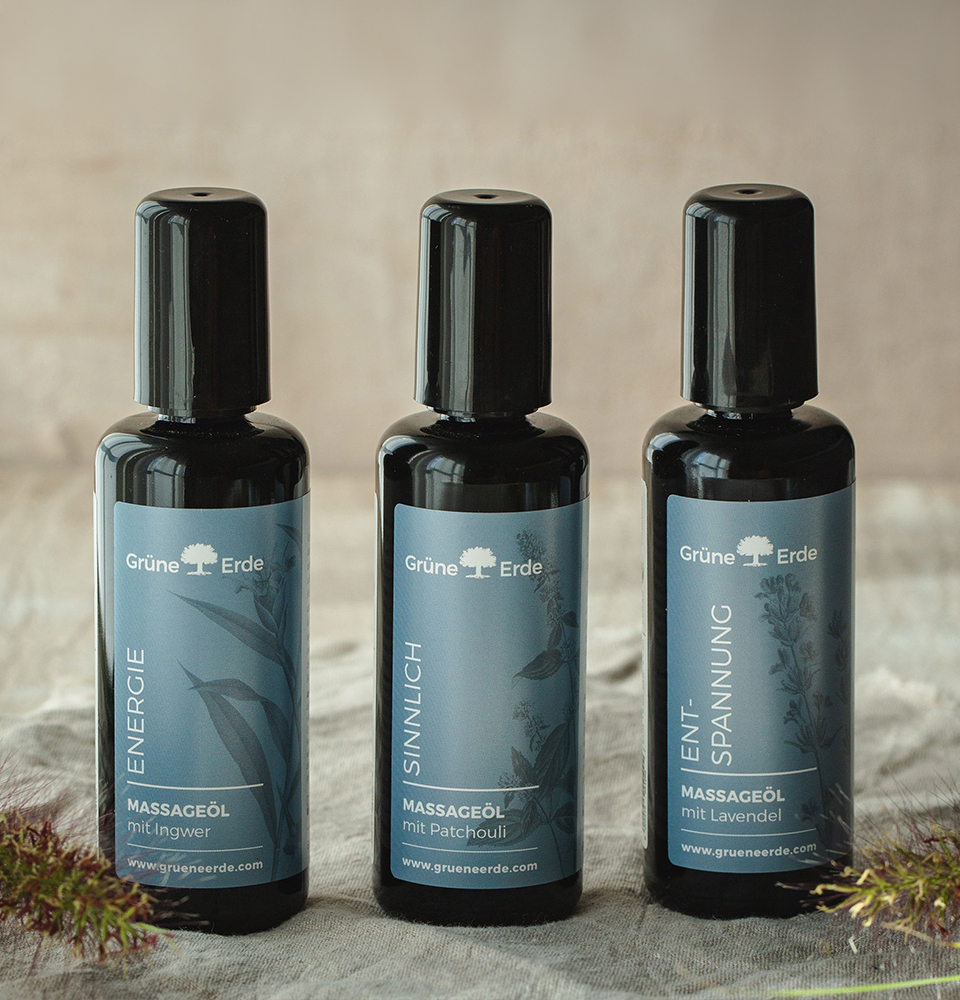 Drei Basisöle nebeneinander stehend mit dekorativem Blümchen