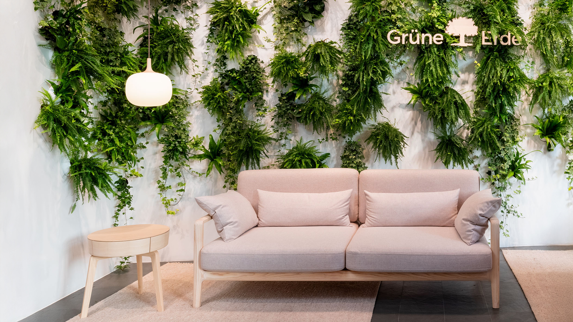 helles Sofa als Ausstellungsstück im Store Frankfurt