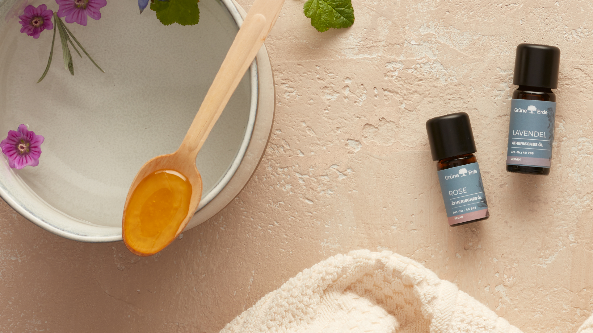 Ätherische Öle und Eine Schale mit Wasser und Honig