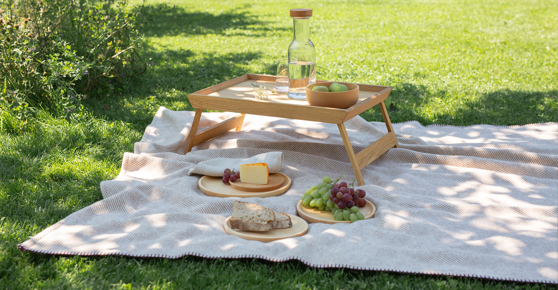 Karaffe, Glas, Schalen, Teller und Tabletttisch aus Holz