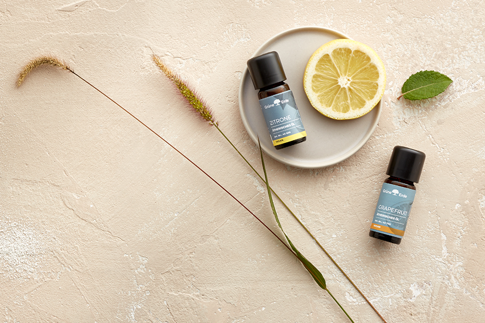 Zutaten und ätherische Öle für erfrischendes Körperpuder dekorativ angeordnet