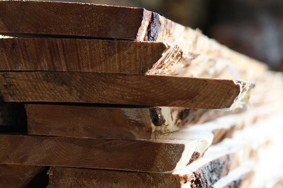 Holzbretter gestapelt