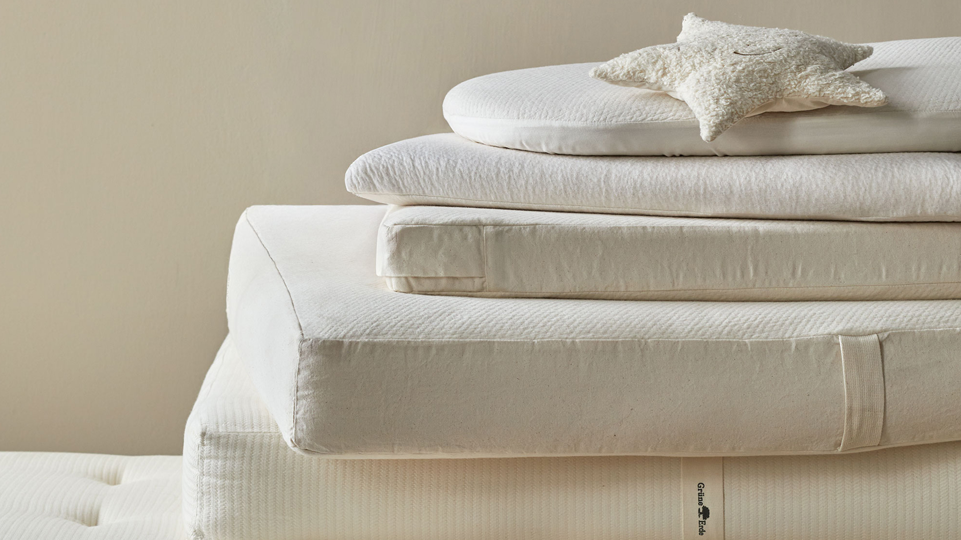 Baby- und Kindermatratzen aufeinandergestapelt