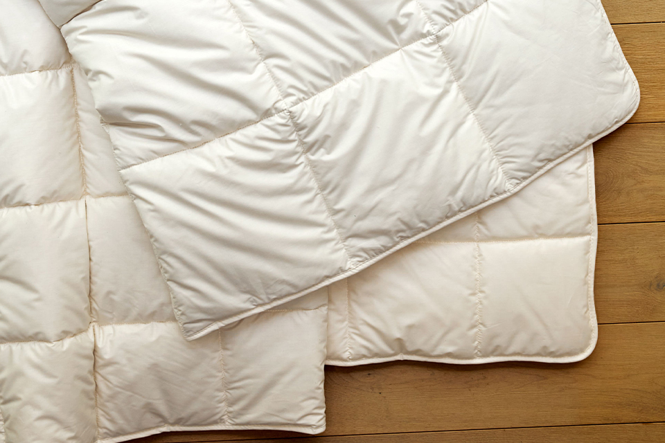 Ökologische Schlafdecken liegen auf einem Holzboden