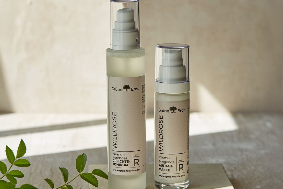 Wildrose Gesichtspflege Produkte in Glasflaschen