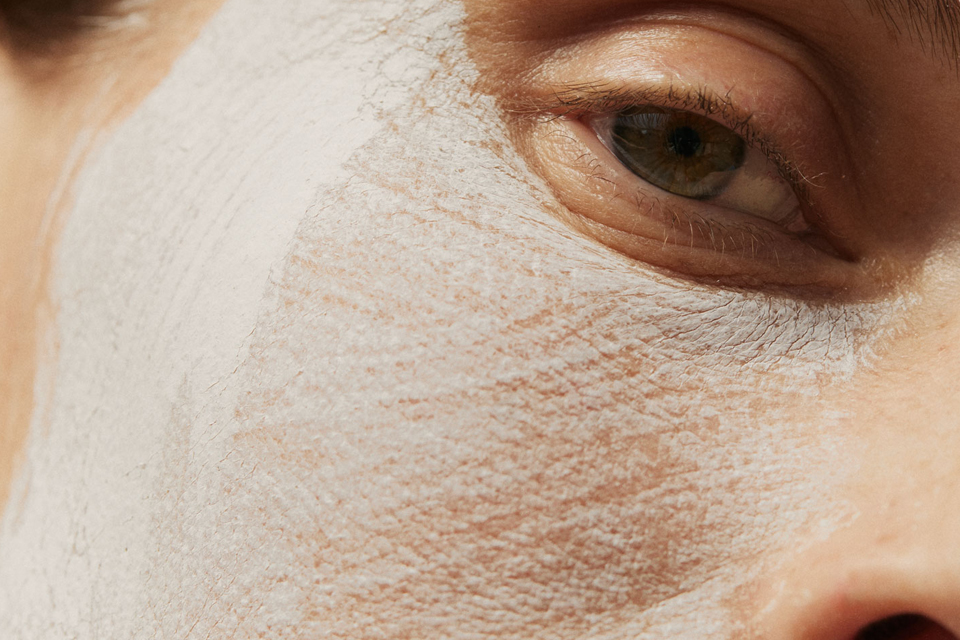 Nahaufnahme eines Gesichts mit einer weißen Maske