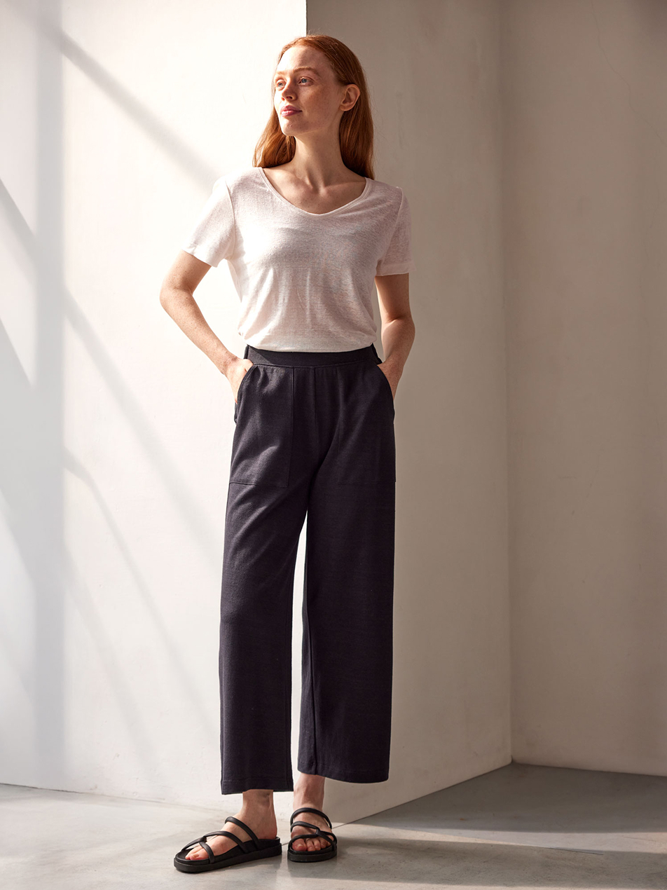 T-Shirt und Hose im zeitlosen Design