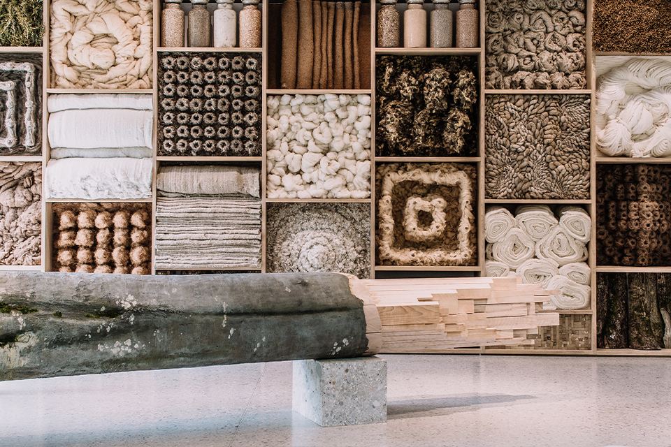 Wand mit Mustern und Materialien als Ausstellungselement