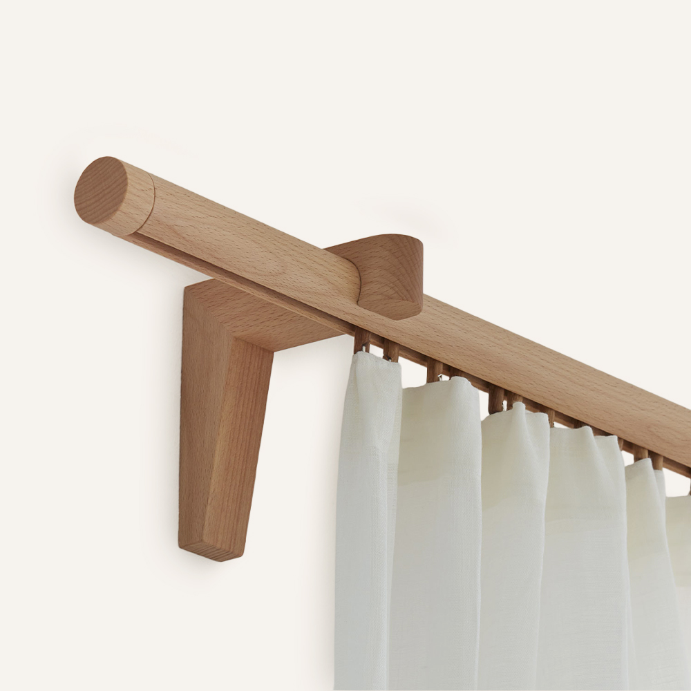 Holz-Gardinenstange mit weißem Vorhang auf weißer Wand