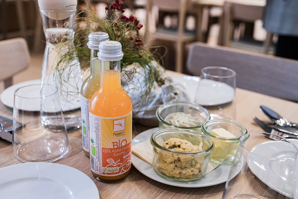 Gedeckter Tisch mit Getränken und kleinen Speisen in gemütlicher Atmosphäre