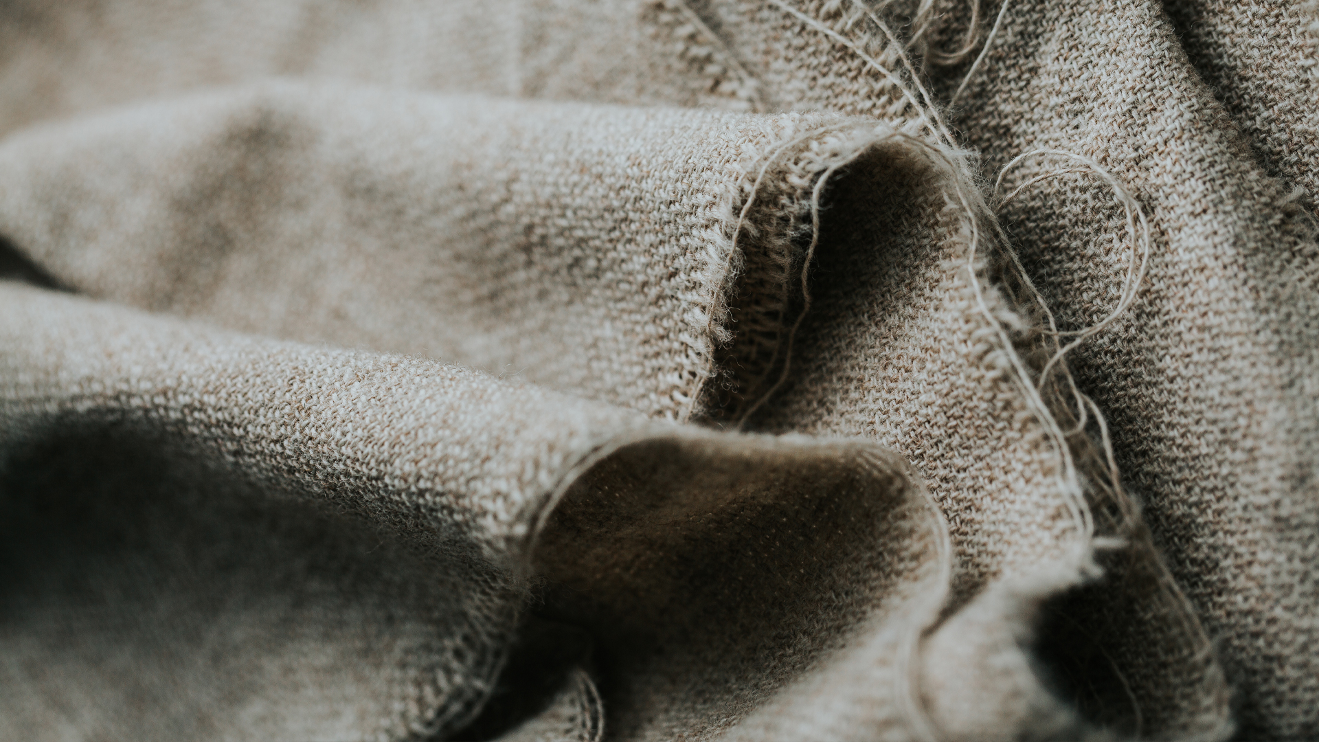 Stofftücher aus Leinen liegen übereinander