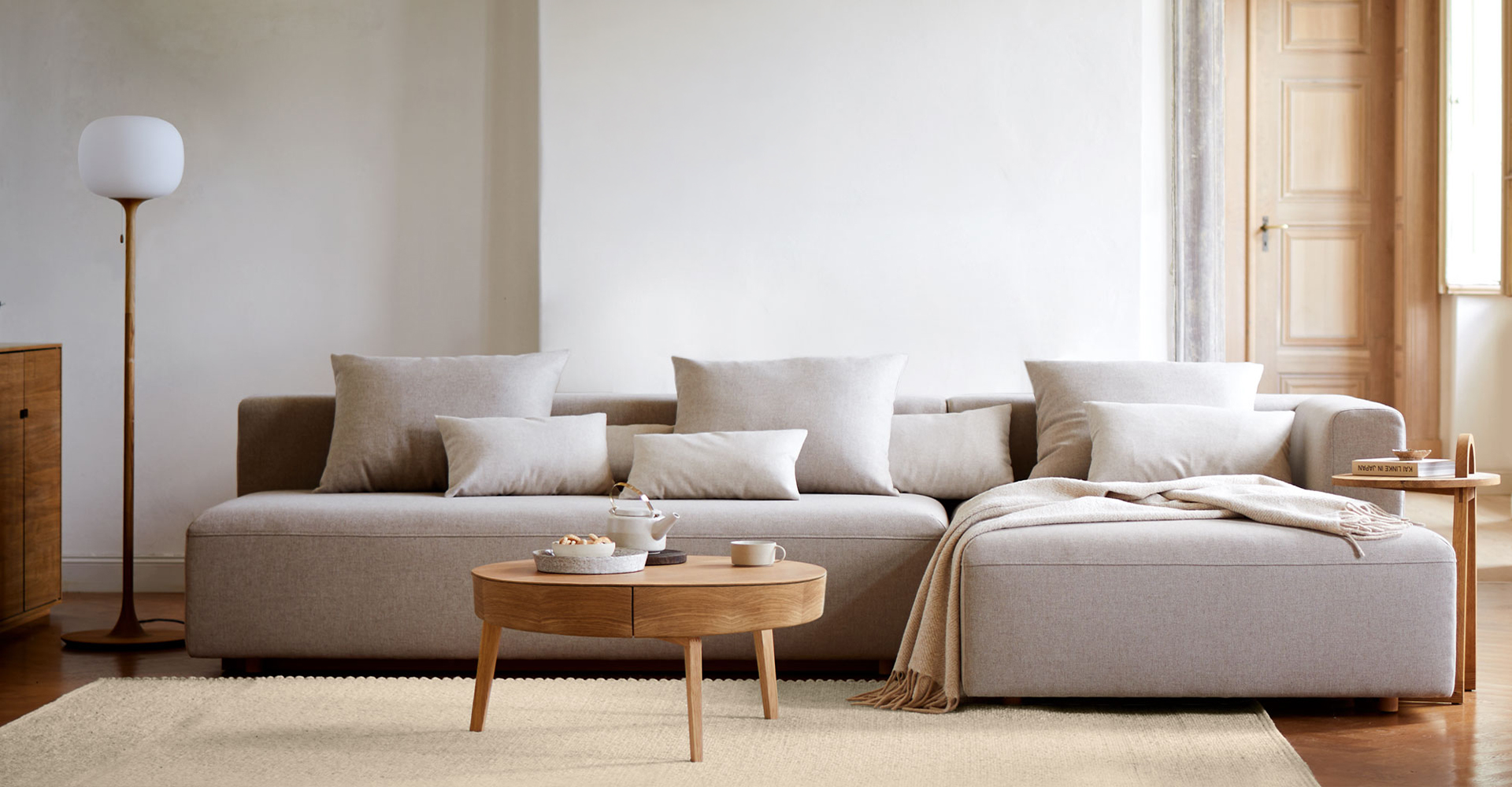 Sofa Sereno mit Couchtisch und Stehlampe