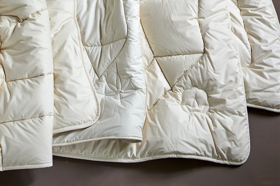 Bettdecken aus Hanffasern nebeneinander liegend