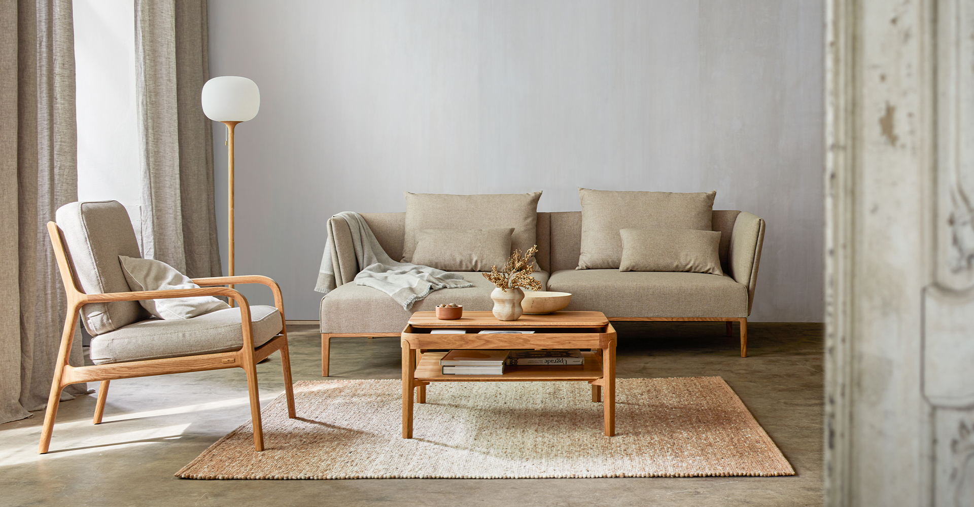 Sofa Lorea im Wohnzimmer mit Polsterstuhl