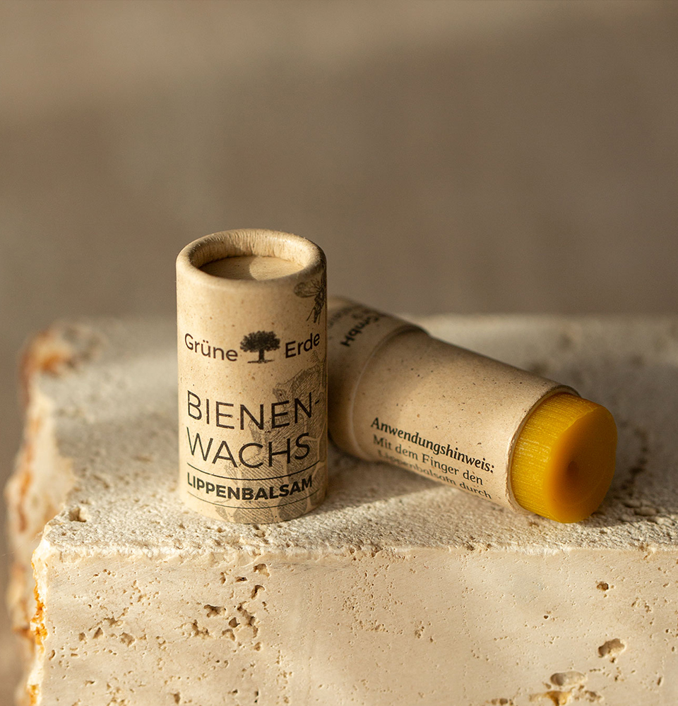 Bienenwachs Pflegestift auf Steinplatte präsentiert