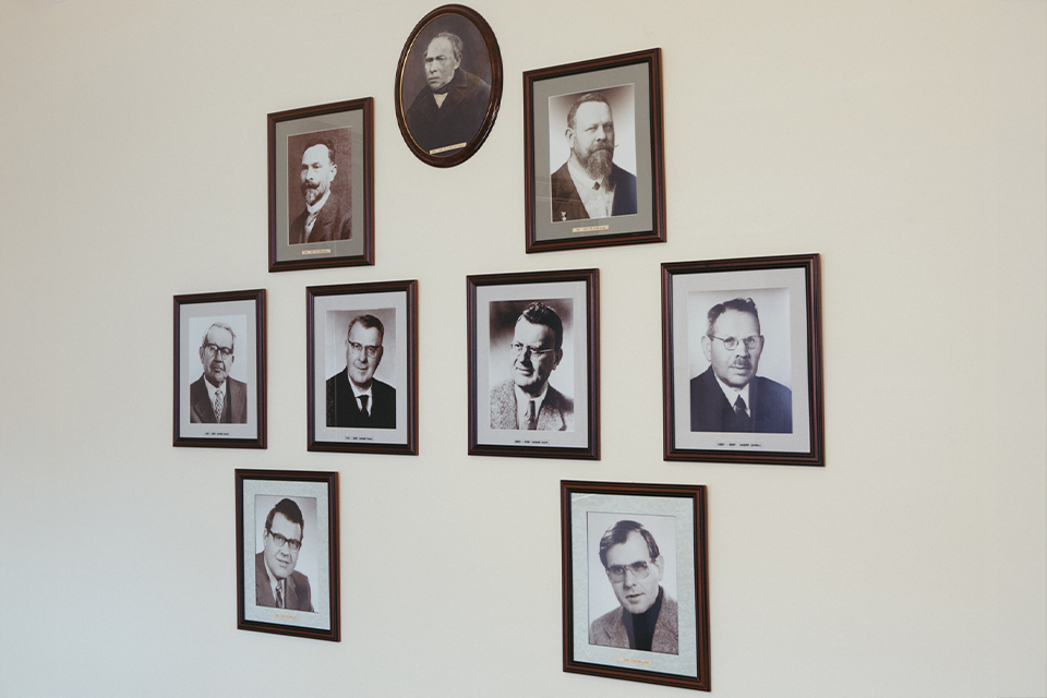 Bilderrahmen mit Bildern hängen an Wand