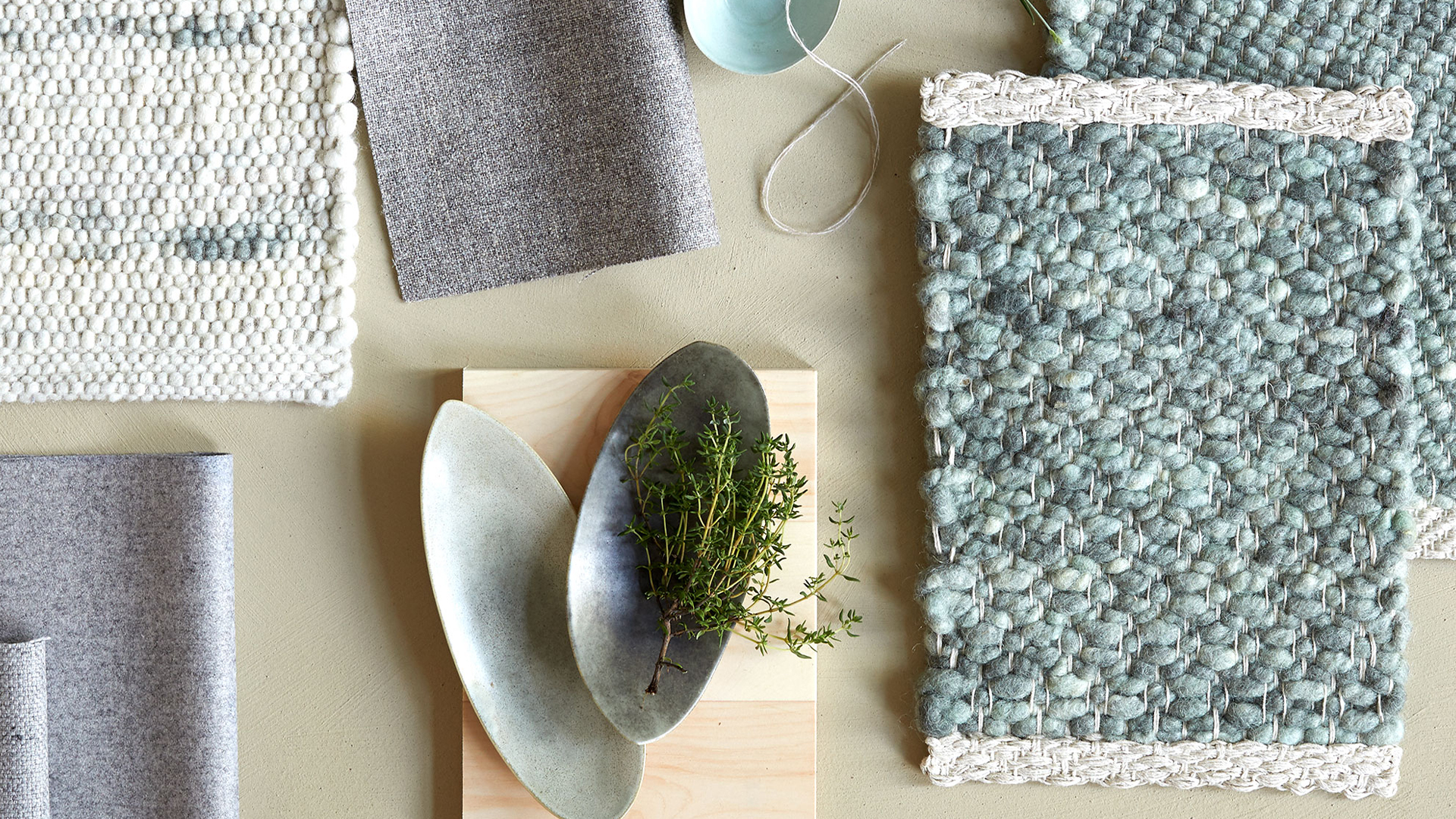 Verschiedene Stoffproben in Blautönen und Materialien dekorativ auf hellem Untergrund angeordnet