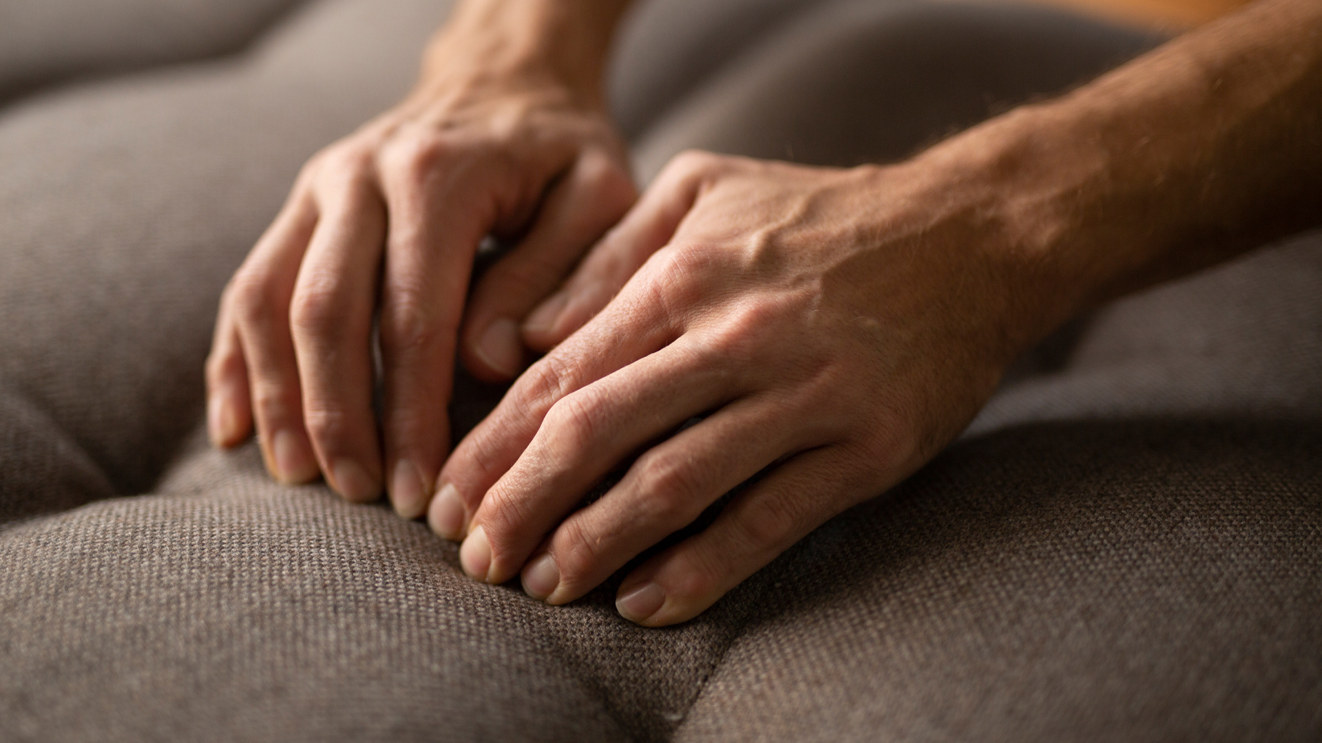 Hände beim fertigen eines Polstermöbels