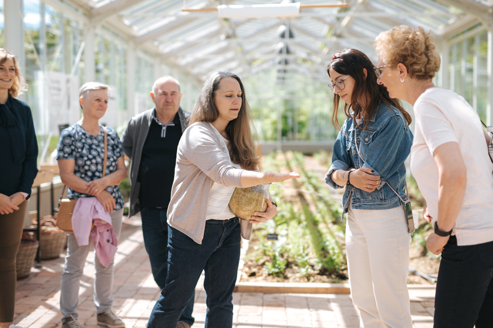 Grüne Erde Guide hält Gemüsesamen in der Hand