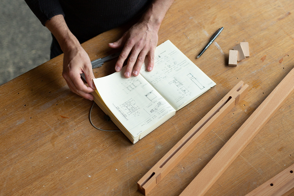 Produktdesigner blättert in Designbuch