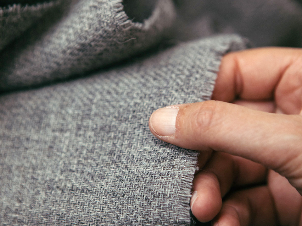 Hand auf Grüne Erde Möbelstoff