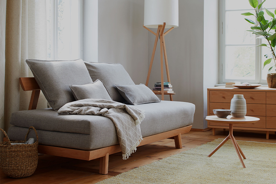 Bettsofa Doppio  mit Stehlampe und Beistelltisch im Gästezimmer