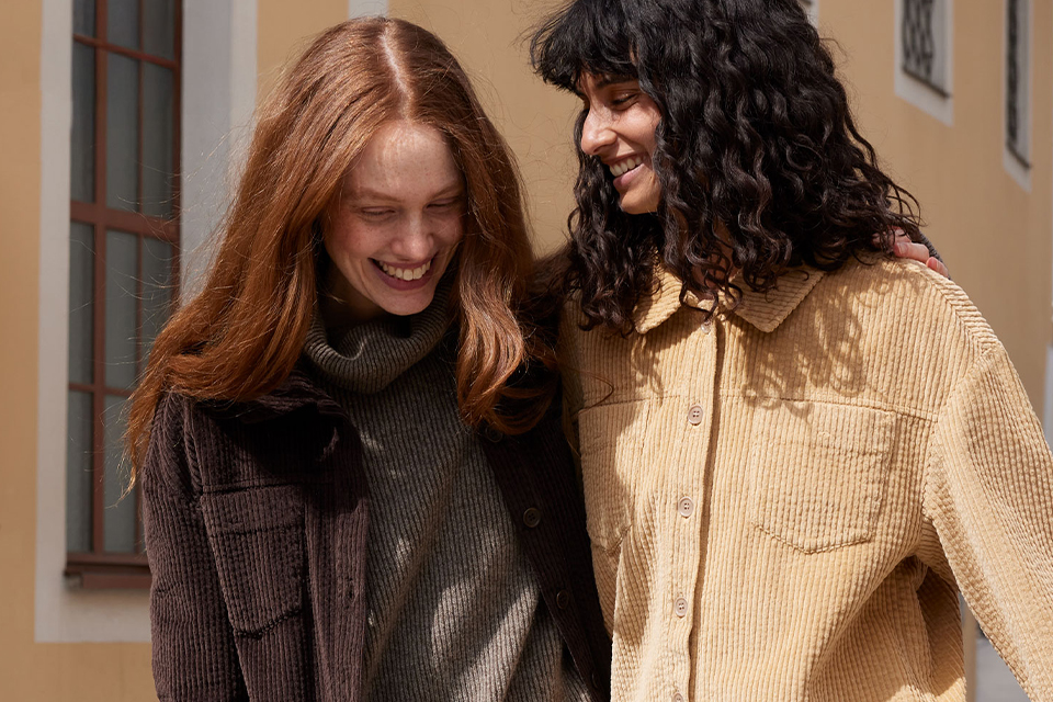 Zwei Frauen in stilvollen, modernen Herbstoutfits