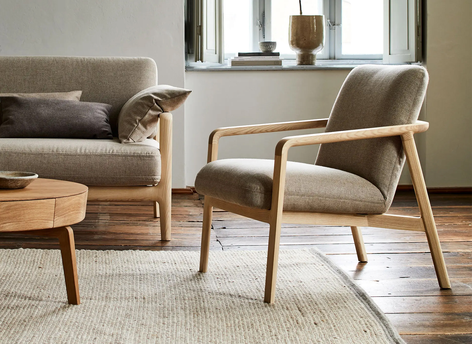 Bildausschnitt vom Fauteuil Keil mit Sofa und Beistelltisch