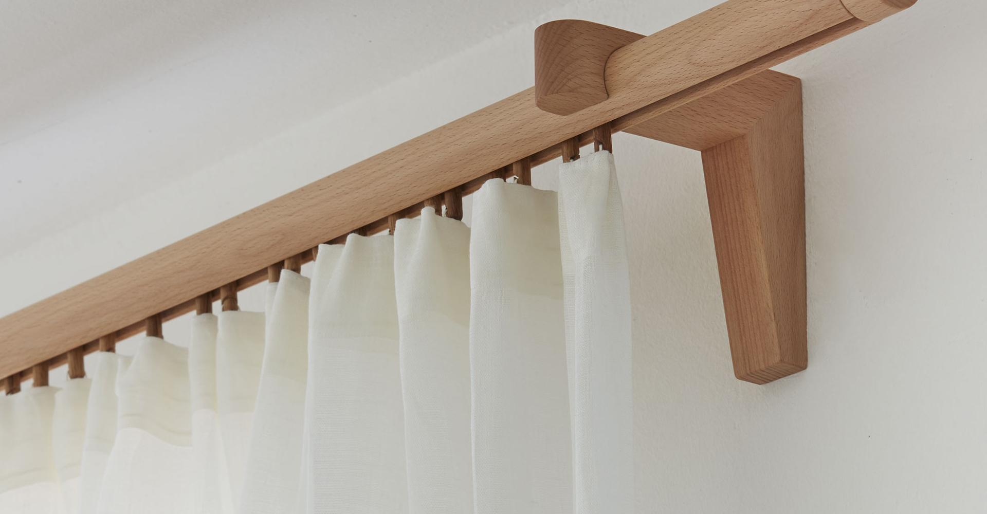 Holz-Gardinenstange mit weißem Vorhang