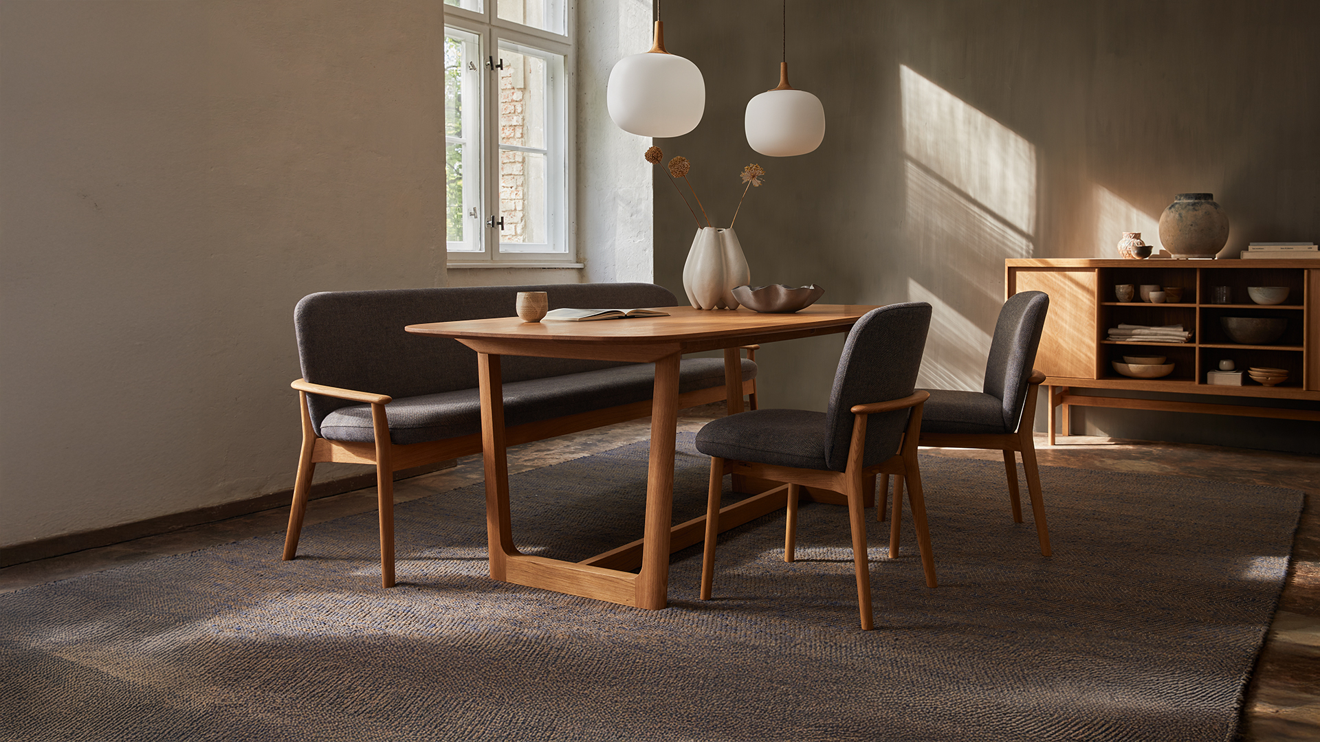 Esstisch mit Sitzbank und Stühlen im Esszimmer