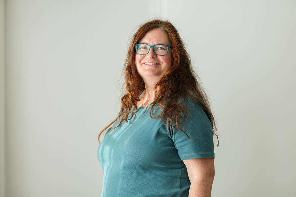 Kosmetikproduzentin Katharina Herzog lächelt