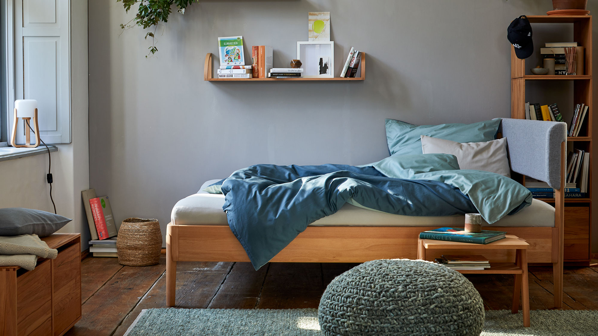 Einrichtungsbeispiel Jugendzimmer mit Vollholzbett Beistelltisch und Regal