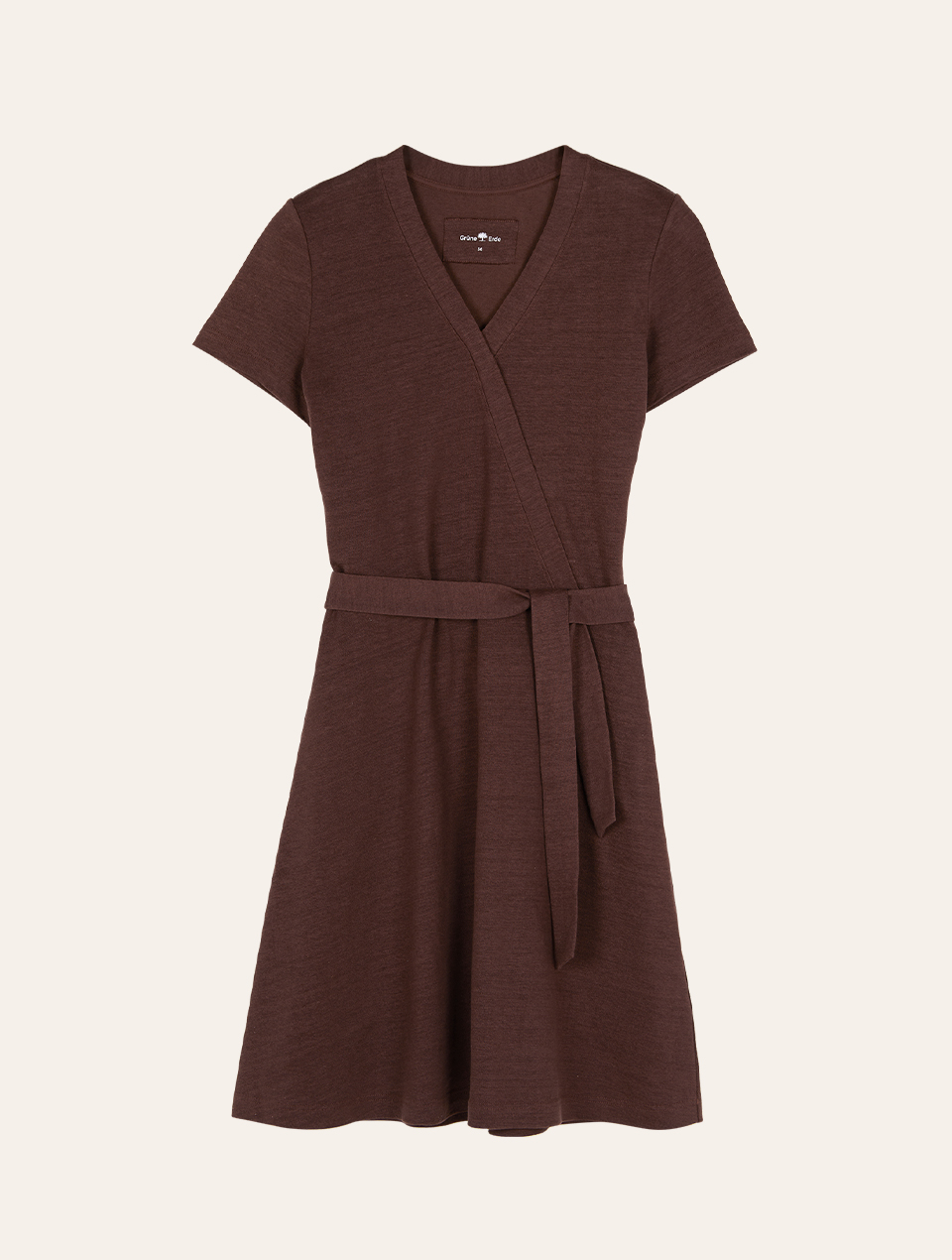 Braunes Kleid auf weißem Hintergrund