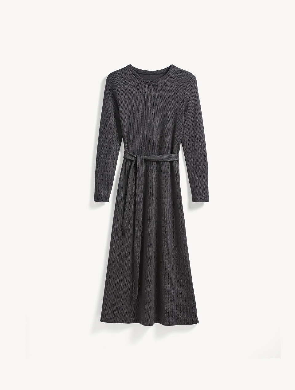 Dunkelgraues Kleid auf weißem Hintergrund