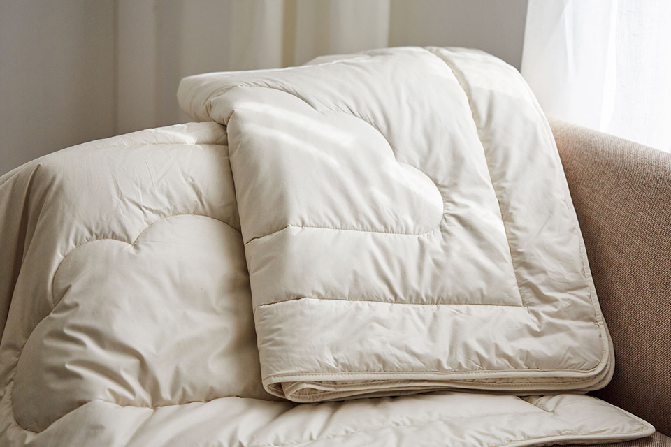 Zwei Bettecken über einer Sofalehne liegend