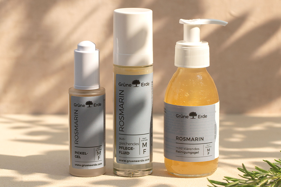 Rosmarin Gesichtspflegeserie auf hellem Hintergrund