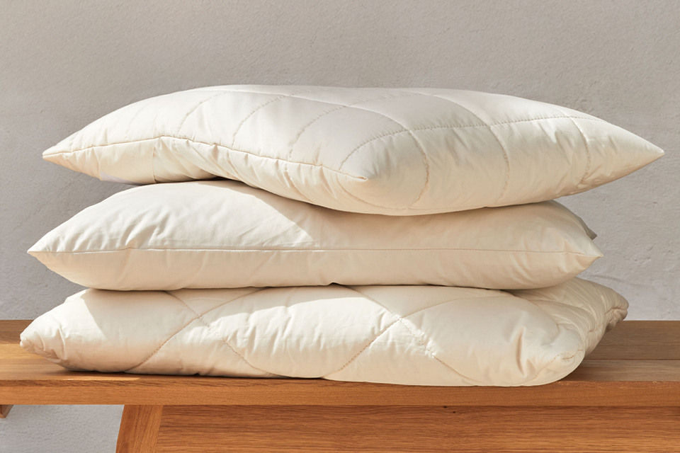 Frei hochwertige Schlafkissen auf einer Holzbank