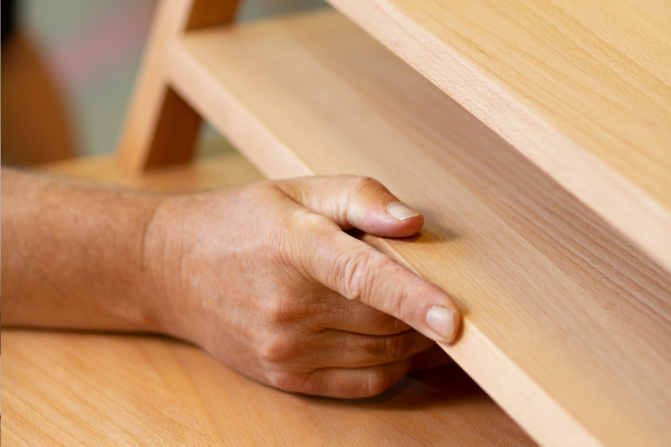 Hand auf Holzmöbel