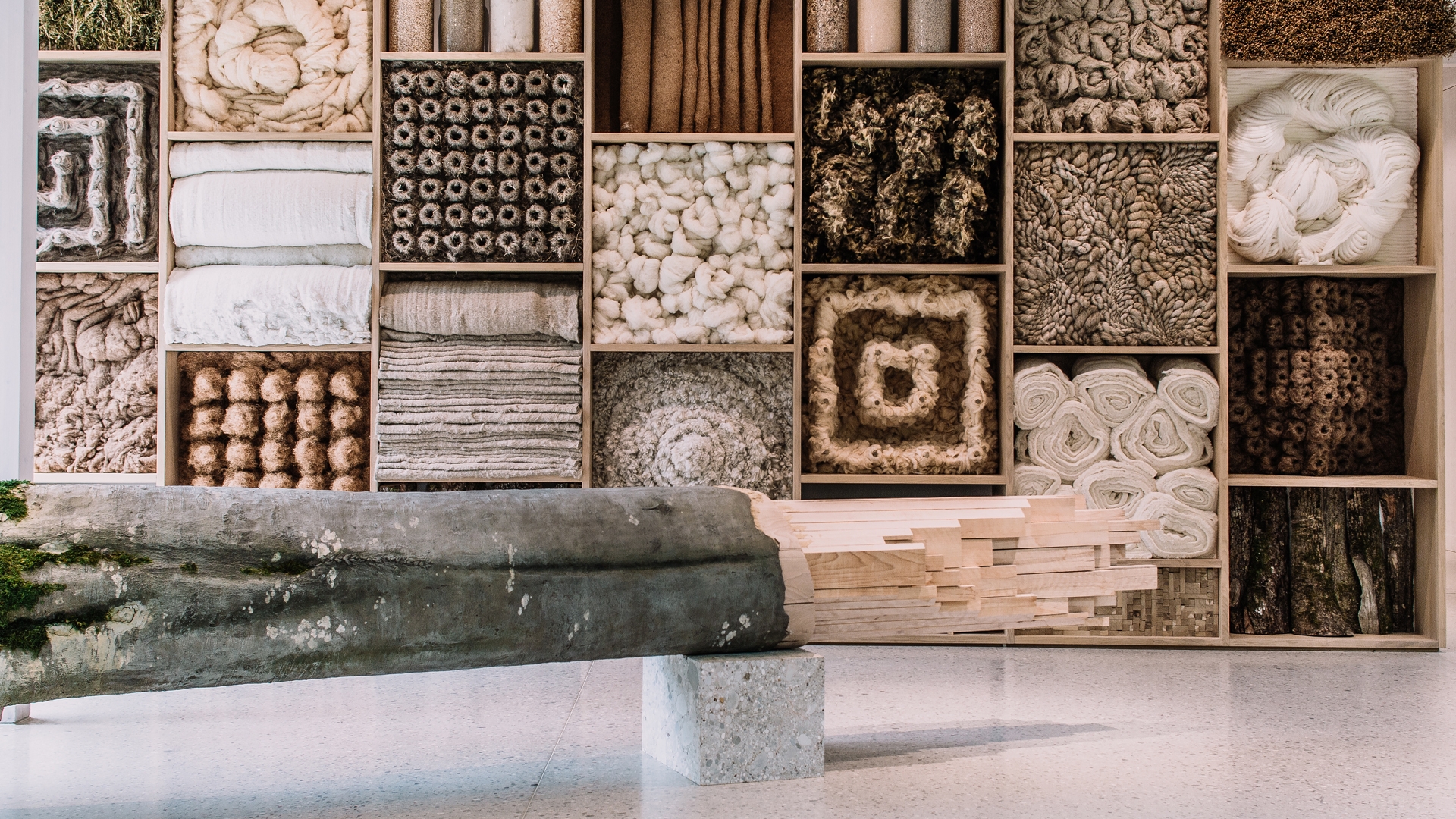 Rohstoffwand im Eingangsbereich der Grünen Erde Welt