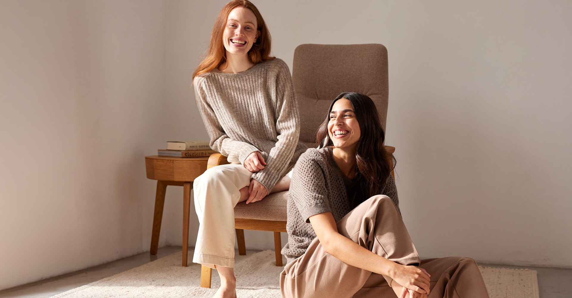 Models sitzen auf Polsterstuhl