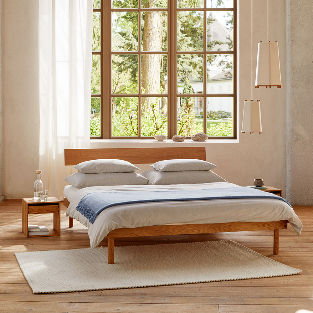 Massivholzbett im Schlafzimmer