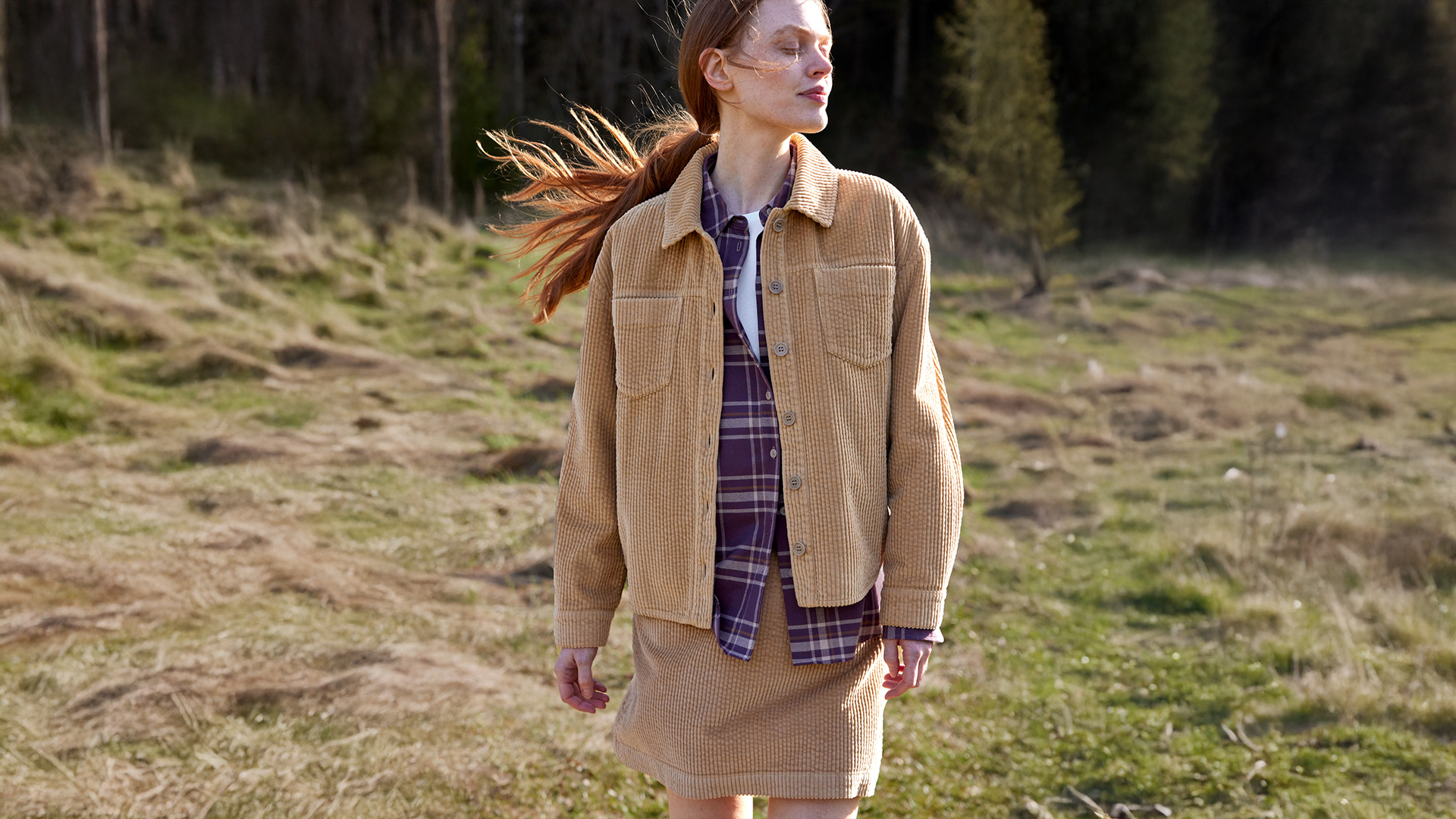 Frau trägt lässige Outdoor-Kleidung in natürlicher Umgebung