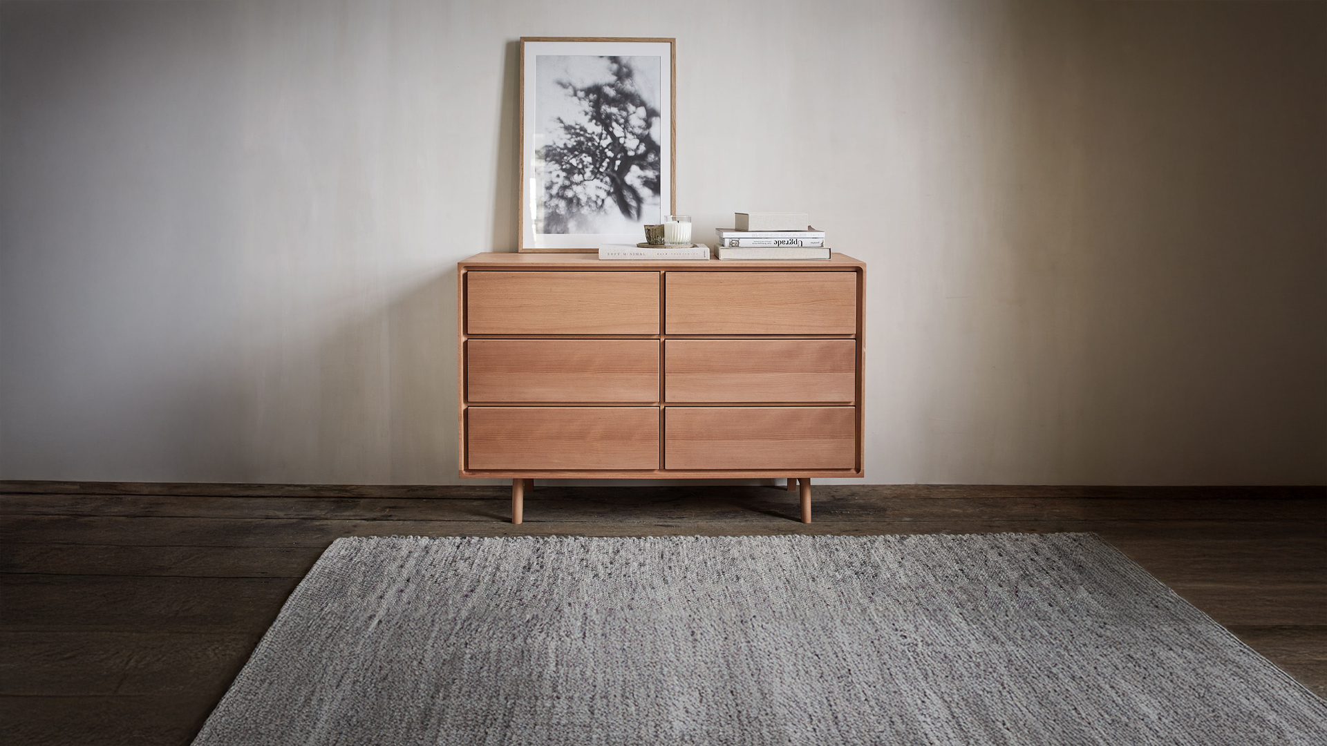 Sideboard mit 6 Laden im Raum mit Dekoration