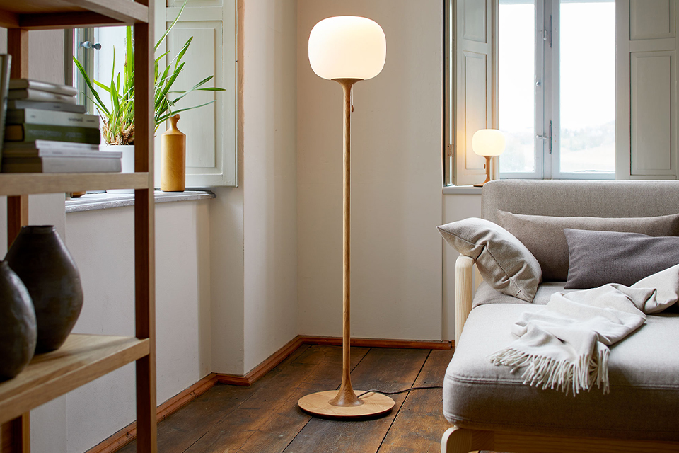 Stehlampe neben Sofa in modernem Wohnbereich